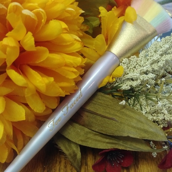 TOO FACED MAGIC RAINBOW STROBING MAKEUP BRUSH - Picture 4 of 6